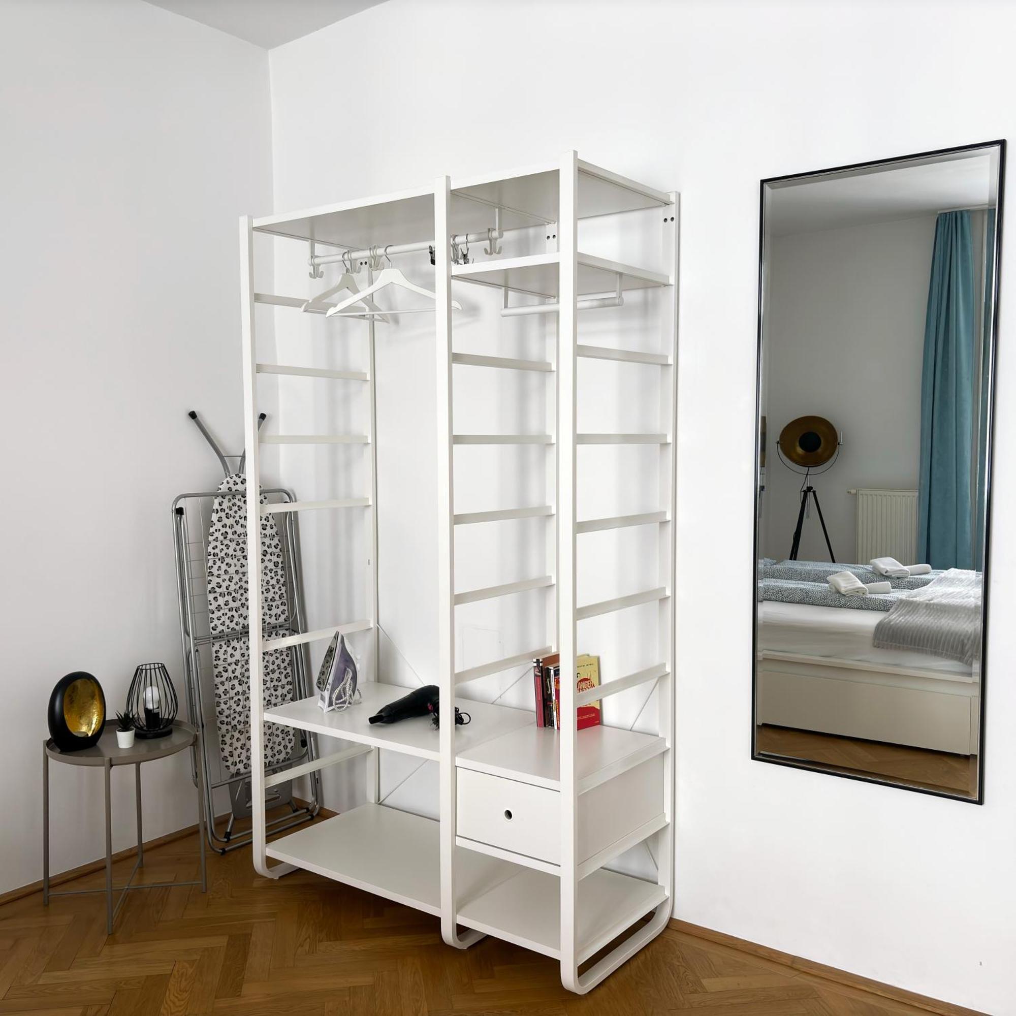 Central Mariahilfer Apartment 5 Min To The Schoenbrunn Palace And City Shopping Center Wenen Buitenkant foto